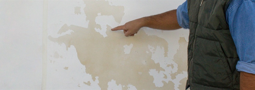 Muur voelt nat aan: wat zijn de mogelijke oorzaken?