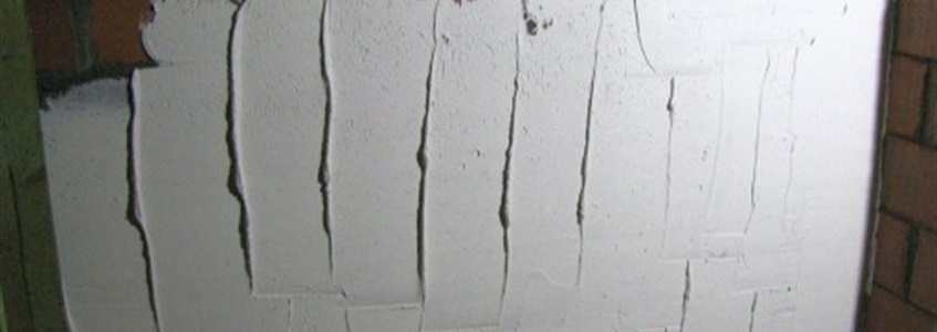 Verwijderen van plakwerk of bezetting bij vocht in de muren