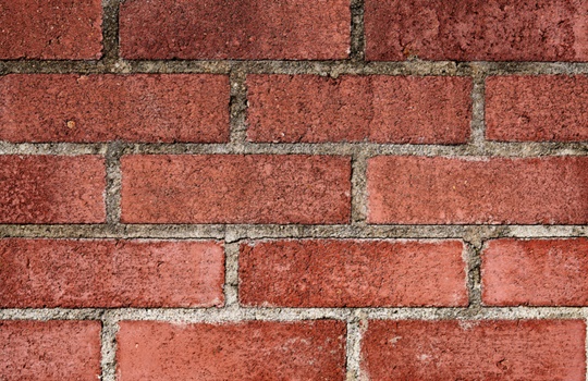 Wat zijn de verschillen tussen vochtproblemen in baksteen of beton?